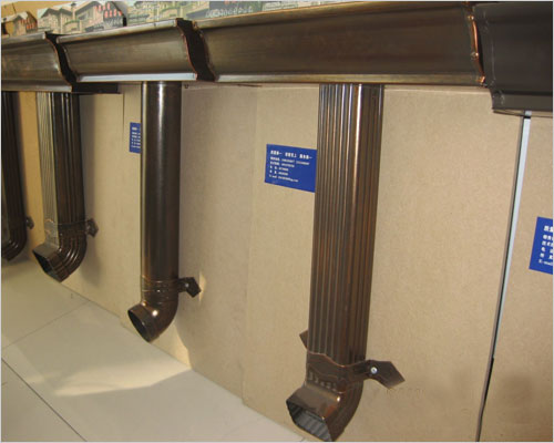 金属檐沟属于金属落水系统,是屋檐边的集水沟,沿沟长单边收集雨水且溢流雨水能沿沟边溢流到室外 .