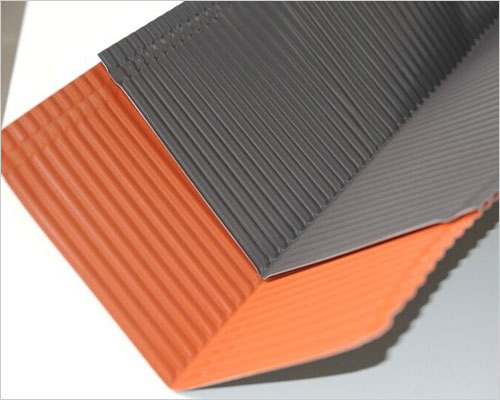 铝制排水沟是*铝材产品,可两面使用.铝制排水沟上有三条预制弯折线,施工人员能直接在屋面上不用任何工具完成各种弯折.