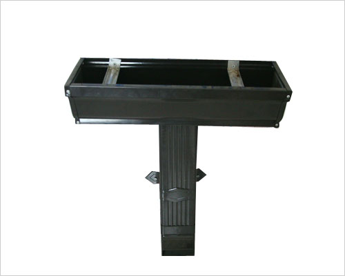 彩铝落水系统的固定吊件,不仅表面有防腐 氧化处理,而且还有加强筋设计,其单个的承重为21公斤,可以有效保证檐沟的安稳固定.