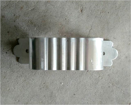 定位器装于翻车机迁车台或铁路轨道上用以制动慢速溜放的车皮使之停放在预定位置.