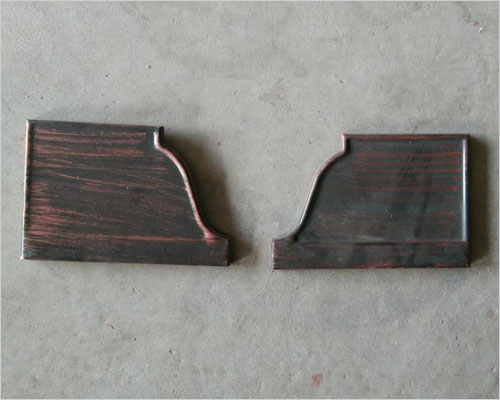 封盖由镀锌板冲压而成,盖内浇铸密封胶,密封效果好.
